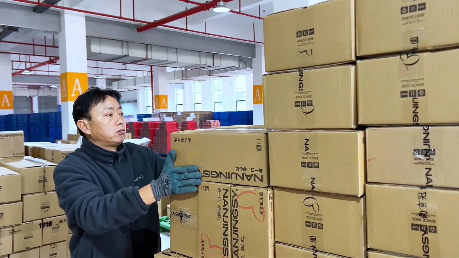 南京冠生园仓储快递分拣现场